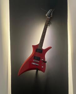 eine rote E-Gitarre hängt an einer Wand in der Unterkunft The Foundry by The Hive WA1 Funky Spacious 1 Bed King Apartment in Warrington