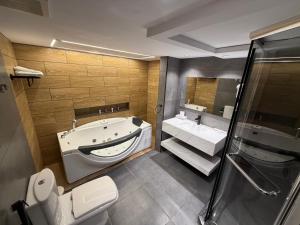 ein Badezimmer mit Badewanne, Toilette und Waschbecken in der Unterkunft Quiet Dreams - Serviced Apartments King abdul Aziz Street Branch in Dschidda + 93 Fotos