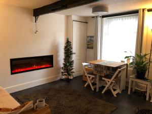 un soggiorno con un albero di Natale e un camino di The Pathfinder's Retreat - 1 bedroom house 