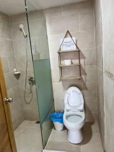 een kleine badkamer met toilet en douche bij Bavaro Hostel in Punta Cana +21 foto's