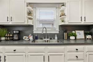 Køkken eller tekøkken på NEW Spacious Louisville Home with Backyard Oasis