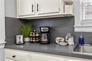 Køkken eller tekøkken på NEW Spacious Louisville Home with Backyard Oasis