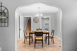 Billede fra billedgalleriet på NEW Spacious Louisville Home with Backyard Oasis i Louisville