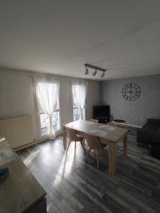 a living room with a table and a couch at LENS, Bel appartement lumineux spacieux en centre ville 3 chambres in Lens