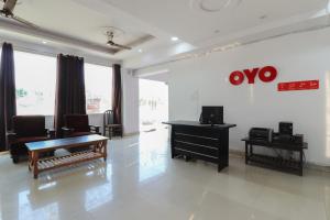 TV a/nebo společenská místnost v ubytování Hotel O Shri Tirupati