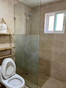 un bagno con doccia e WC di Corales Punta Cana a Punta Cana Altre 22 foto