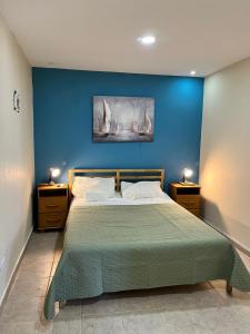 una camera blu con un letto e due comodini di Corales Punta Cana a Punta Cana