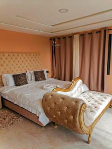 Postel nebo postele na pokoji v ubytování Paris Room With Balcony - Pool View and Garden