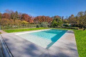 una piscina nel cortile di una casa di Anita Lake Fitness Retreat - Happy Rentals a Gemonio