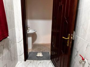 Ένα μπάνιο στο Spacious Private Fully Furnished Room with Large Private Kitchen Near Oman Avenues Mall