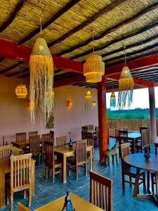 Restaurace v ubytování Paris Room With Balcony - Pool View and Garden