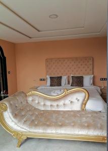 Postel nebo postele na pokoji v ubytování Paris Room With Balcony - Pool View and Garden