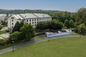 Luftaufnahme eines großen Gebäudes mit einem Park in der Unterkunft Fairfield Inn & Suites by Marriott Cumberland in Cumberland