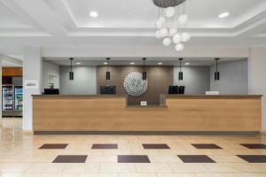 eine Lobby eines Ladens mit Kassenschalter in der Unterkunft Fairfield Inn & Suites by Marriott Cumberland in Cumberland + 35 Fotos