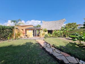 dom z podwórkiem i kamienną ścieżką w obiekcie Eco Hotel Tahawi w mieście Ajijic