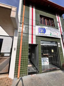 a building being constructed with green and white tile at Hosting Altos da cidade perto de tudo in Bauru
