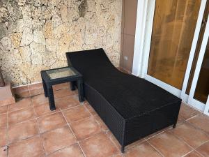 een zwarte bank in een kamer met een tafel bij Cozy apartment in Punta Cana