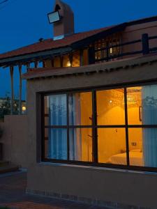 Walili Room - Comfort Oasis at Ferme Tynass : مبنى فيه شباك فيه سرير