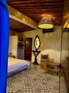 Walili Room - Comfort Oasis at Ferme Tynass : غرفة نوم بسرير وكرسي ومصباح