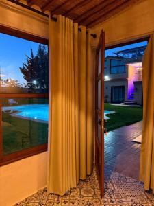 Walili Room - Comfort Oasis at Ferme Tynass : باب مفتوح لبيت به مسبح