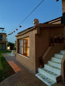 Walili Room - Comfort Oasis at Ferme Tynass : منزل به درج يؤدي إلى نافذة