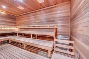 una sauna con pareti e panche in legno di Miami Skyline Residences by Untitled Stay a Miami