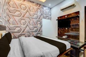 Un pat sau paturi într-o cameră la Collection ORudrapurBus StandFormerly Corinthian