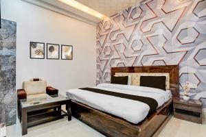 Un pat sau paturi într-o cameră la Collection ORudrapurBus StandFormerly Corinthian