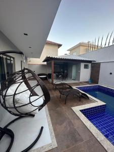 Una gran escultura de metal situada al costado de una casa. en Casa 27, en Arraial do Cabo