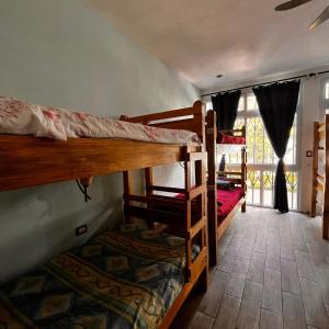 een kamer met twee stapelbedden en een raam bij Casa Dunn by Don Pascual in San Pedro La Laguna +31 foto's