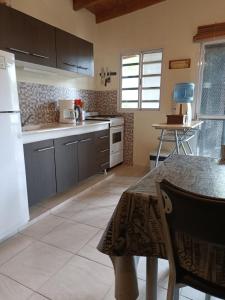 Η κουζίνα ή μικρή κουζίνα στο Peumayen Nueva Atlantis