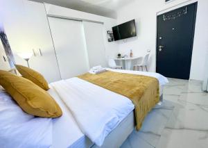 Old Town House في بوخارست: غرفة نوم بها سرير كبير وطاولة