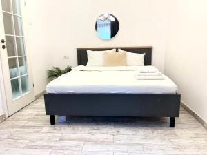 Old Town House في بوخارست: غرفة نوم مع سرير ومرآة على الحائط