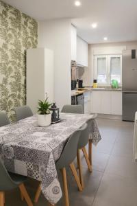 a kitchen and dining room with a table and chairs at Los Cala-Vivienda tranquila en casa unifamiliar in Vigo