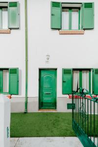 a green door on the side of a building at Casa Verde Logroño in Logroño