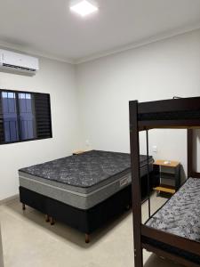 a bedroom with two bunk beds in a room at Recanto Neri & Neide in Olímpia +13 photos