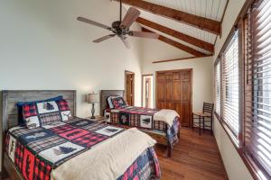 Ένα ή περισσότερα κρεβάτια σε δωμάτιο στο quarter Mi to Skiing and Golf! Sugar Mountain Getaway