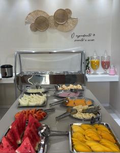 un buffet con un mucchio di diversi tipi di cibo di pousada tudo a ver a Salinas da Margarida