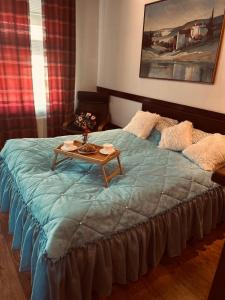 ein Schlafzimmer mit einem Bett und einem Tisch darauf in der Unterkunft MiniStay Floriańska in Krakau