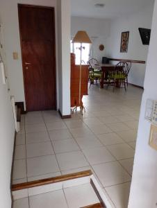 Alejandro في مار ديل بلاتا: غرفة معيشة مع أرضية بلاط وباب +9 صور