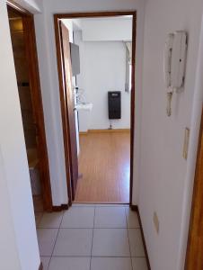 Alejandro في مار ديل بلاتا: ممر مع باب يؤدي إلى غرفة