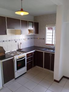 Alejandro في مار ديل بلاتا: مطبخ مع موقد الفرن العلوي بجوار الحوض