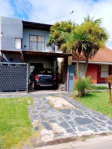 Alejandro في مار ديل بلاتا: ركن السيارة في كراج منزل