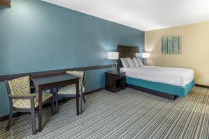 Postel nebo postele na pokoji v ubytování Best Western Long Beach Inn