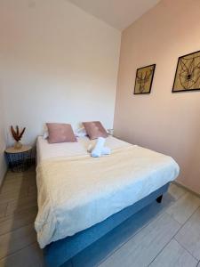 une chambre avec un grand lit dans une pièce dans l'établissement Le Cosy de Medipole, à Villeurbanne