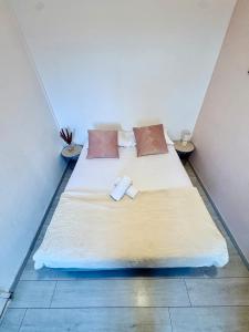 une chambre avec un grand lit avec deux serviettes dessus dans l'établissement Le Cosy de Medipole, à Villeurbanne 2 autres photos