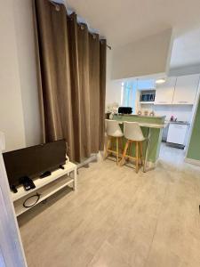 un salon avec une table et une cuisine dans l'établissement Le Cosy de Medipole, à Villeurbanne