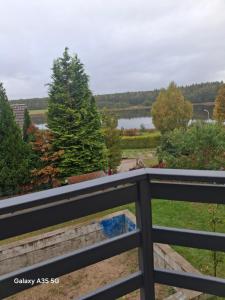 einen Balkon mit Seeblick in der Unterkunft Swiąteczny Apartament Rotembark in Rotembark