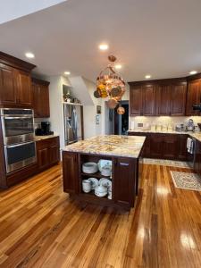 een keuken met een groot eiland met een aanrecht bij The Suite in Fort Morgan