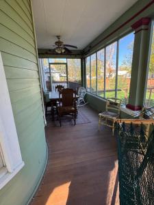 een afgeschermde veranda met een tafel en stoelen bij The Suite in Fort Morgan +14 foto's